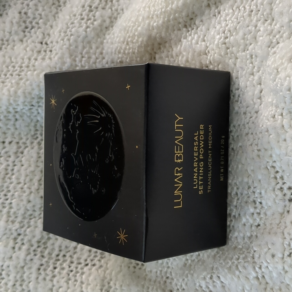 LUNAR BEAUTY LUNARVERSAL Setting Powder w/Puff in Medium, 20g/0.71oz - Picture 4 of 14